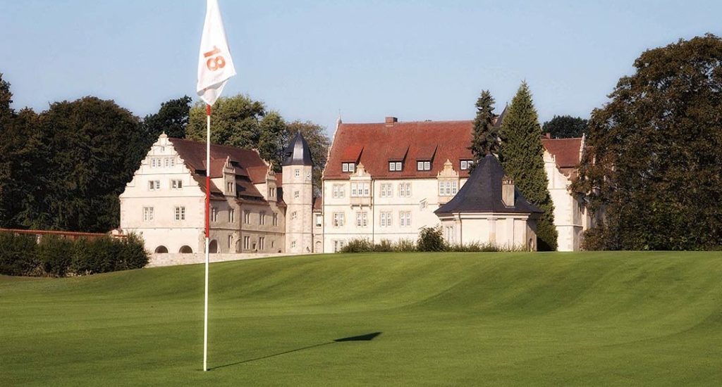 18. Loch auf dem gepflegten Golfplatz vor dem Schlosshotel Münchhausen