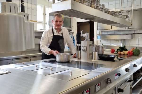 Achim Schwekendiek mit dem neuen Gourmet-Küchenblock von Lohberger