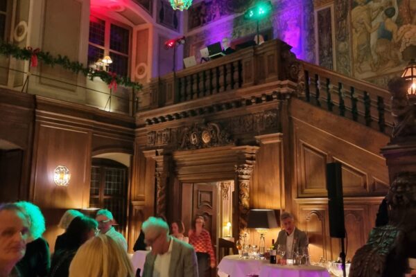 Küchenparty im Rittersaal, tanzende Gäste, bunte Beleuchtung