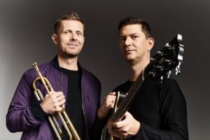 Nils Wülker und Arne Jansen 2 Musiker, einer mit Trompete der andere mit Gitarre